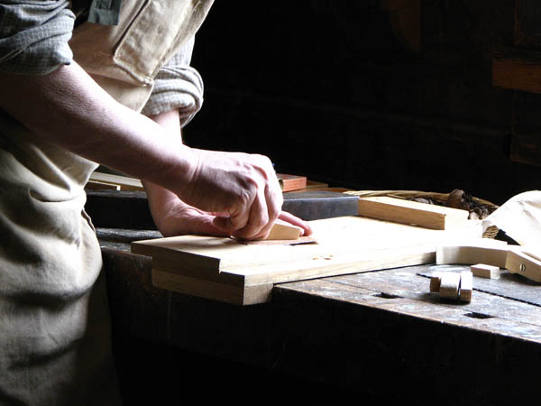 Nacemos de la influencia y formación  heredada en el sector de la <strong>carpintería de madera y ebanistería  en Saucedilla.</strong>